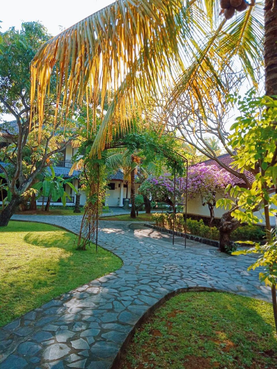 Rini Hotel لوفينا المظهر الخارجي الصورة