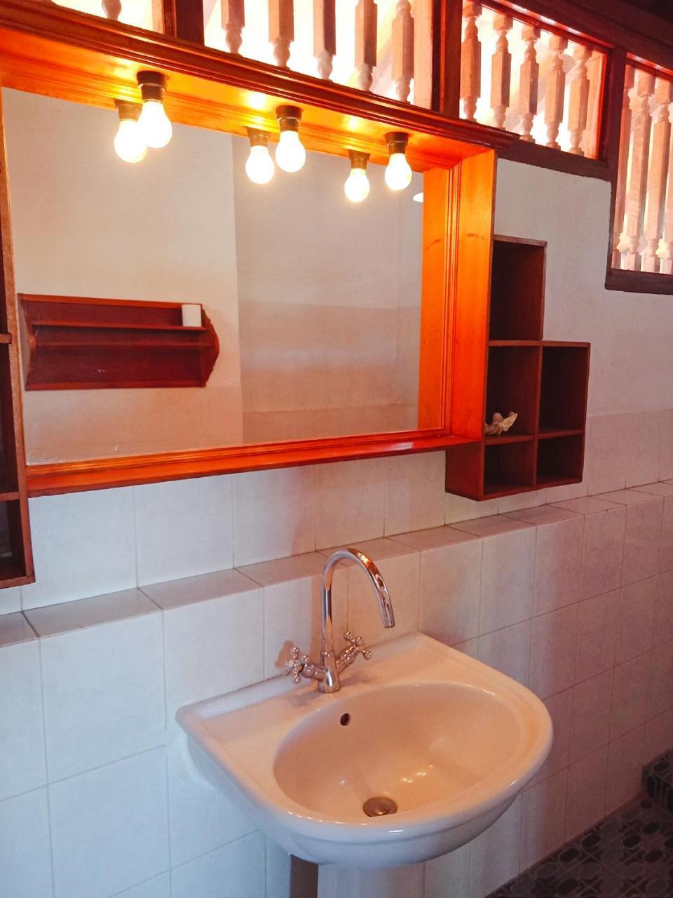Rini Hotel لوفينا المظهر الخارجي الصورة